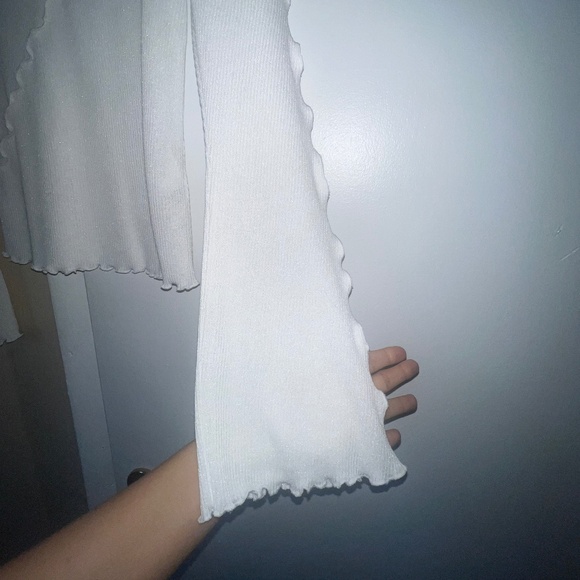 H&M | NWOT White Long Sleeve Top with Lettuce Trim and Flared Arm Sleeves - Picture 3 of 5